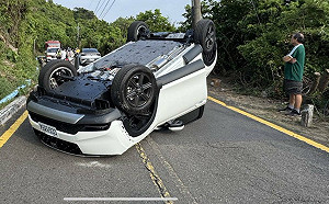 連假柴山翻車意外阻路 公私聯手救援兩小時恢復通行