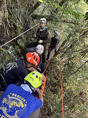 女登山客北大武山跌落邊坡  意識模糊吊掛送醫