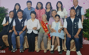 表揚模範母親 百歲人瑞叢瑞滋趕場圓夢 只為與盧秀燕合影