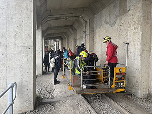 女登山客眠月線跌落邊坡  林鐵處出動台車及時救援