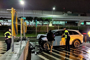 桃機塔台路租賃車自撞防撞桿  釀1死2傷事故