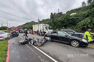 撿手機釀8車連撞 新北自小客駕駛毒檢陽性送辦