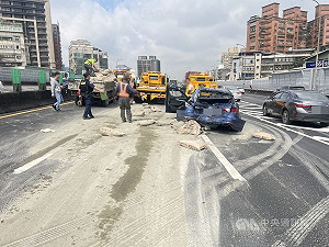 國1汐止路段5車連環撞　2駕駛輕傷送醫