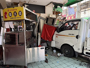 台中小貨車突失控　連撞攤架、路邊機車