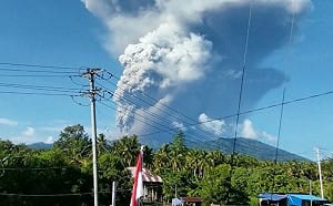 (影)印尼杜科諾火山噴發10公里高灰柱  3死、20登山客一度受困