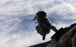英軍空降全球最偏遠島嶼！緊急運送醫療物資應對疑似漢他病毒