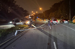 男疑疲勞駕車竹南撞倒路燈　殃及對向汽機車2輕傷