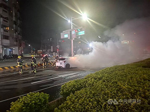 台中轎車火警一度傳爆炸聲　警消馳援撲滅無人傷
