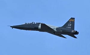 美國空軍T-38C教練機在阿拉巴馬州墜毀 兩名飛行員安全彈射 