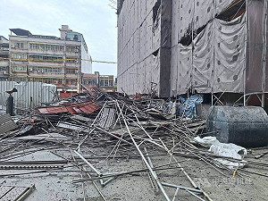 新北新莊工地鷹架倒塌2傷　1工人高樓墜落命危