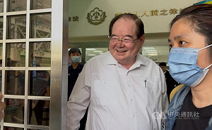 座車疑被裝追蹤器　新北檢傳李乾龍、尹乃菁說明