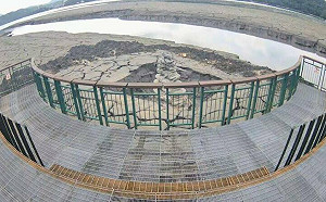 鋒面大補水！日月潭水位飆至76.5％ 九蛙疊像旁喜見明顯「水道」
