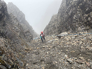 男玉山主峰下風口附近墜66樓深　遺體吊掛下山