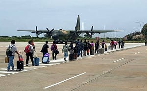 海象不佳「旅客受困馬祖」！民航局協調4軍機支援 疏運畫面曝光