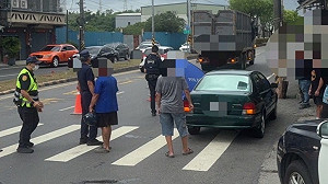 8旬婦高雄路口疑閃違停　與大貨車擦撞傷重身亡