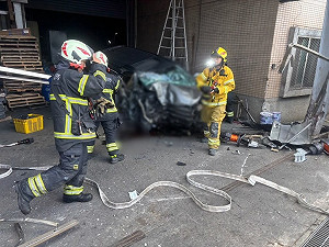 高雄轎車連撞4機車致5傷 再撞進工廠駕駛不治疑毒駕