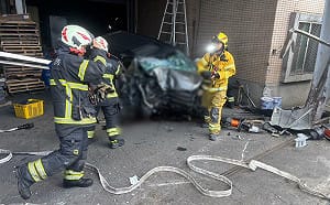 岡山自小客連續事故波及機車後自撞    駕駛送醫不治驗出毒品反應