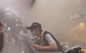 (影)影城冒白煙店員竟還在賣爆米花！消防專家搖頭：恐讓人錯失逃生時間