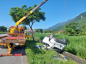 花蓮自小客車撞路樹　駕駛受困車內救出送醫不治