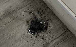 隨身電源突起火燙人！苦主曬殘骸照急勸世　網友見照怒轟：又是「它」
