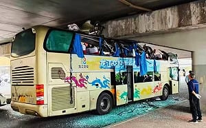 （影）疑走錯車道  哈爾濱雙層巴士慘遭「削頂」