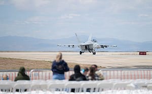 「咆哮者」飛行表演空中撞機後  美下令戰術示範團隊安全停飛  