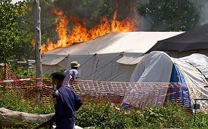 (影) 剛果爆伊波拉「搶屍暴動」! 家屬怒燒治療中心、遺體遭焚毀
