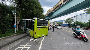 北市公車疑機械故障撞山壁釀3輕傷  車禍原因待查