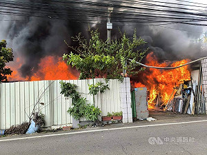 台中大里鐵皮工廠火警　火勢猛烈濃煙竄天無人傷