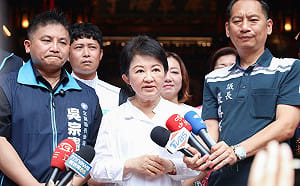 (影)藍白大團結！盧秀燕赴宜蘭力挺吳宗憲 贈無敵鐵金剛祝開創宜蘭新局