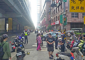新北中和車禍涉毒駕　汽車撞擊機車2人送醫