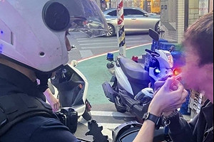 桃警網巡發現騎士疑毒駕　循線逮人查獲喪屍煙彈