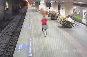 台鐵萬華站月台騎單車　鐵警追查涉案人送辦