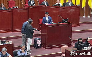 蔣萬安以為躺著選？   陳賢蔚贈沈伯洋書、萬安輔選箱 