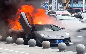 (影) 廣州驚現「火焰超跑」！千萬藍寶堅尼隧道口爆燃 整車瞬間燒成空殼