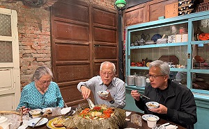 黃仁勳抽空陪爸媽吃飯！網友感動：再厲害的人在父母面前都是孩子