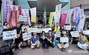 民團集結民進黨中央 抗議賴清德13萬戶社宅政見大跳票  