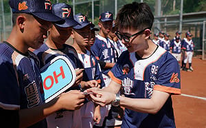 尊鴻餐飲攜手豐陽國中棒球隊 贊助專業裝備傳遞社會正向力量