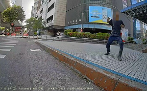 台北轉運站爆隨機攻擊！遭陌生男「丟石頭砸車」 大學生PO網提醒 