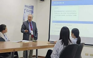 91歲還在拚學位！李富城深夜苦讀2年 碩士成績竟高達95分 