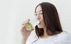 赴港旅客別錯買！香港兩款礦泉水驗出腸道鏈球菌 已全面下架