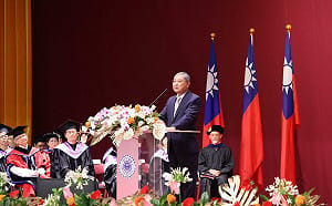 李詩欽東海畢典勉勵：學歷保鮮期剩3年 效法黃仁勳居安思危