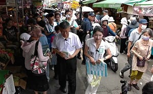 柯文哲涉貪遭判17年 台中水湳市場掃街被嗆「貪污受賄唯一死刑!」