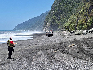 漲潮浪大25人困南澳海蝕洞　消防馳援歷2小時全脫困