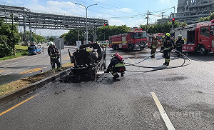 苗栗市小貨車突起火燒成火球　駕駛倉皇逃生