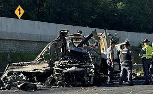 美州際公路奪命大車禍！華人巴士司機「未減速」8車連環撞 釀5死44傷悲劇