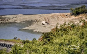 直逼百年大旱慘況！曾文水庫水量剩9.6％ 烏山頭船隻擱淺驚見「石鋼琴」