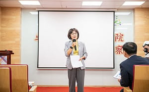 苗栗市長選戰激烈   藍委上台前預祝林月琴「高票當選」  