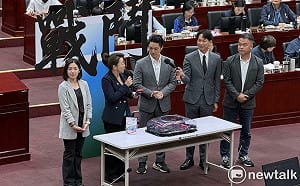 （影）蔣萬安體驗議場玩戰鬥陀螺　同框白營議員喊「為台北而戰」