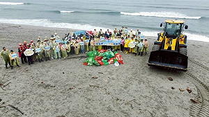 屏東九棚衝浪基地淨灘　815公斤海廢種類多